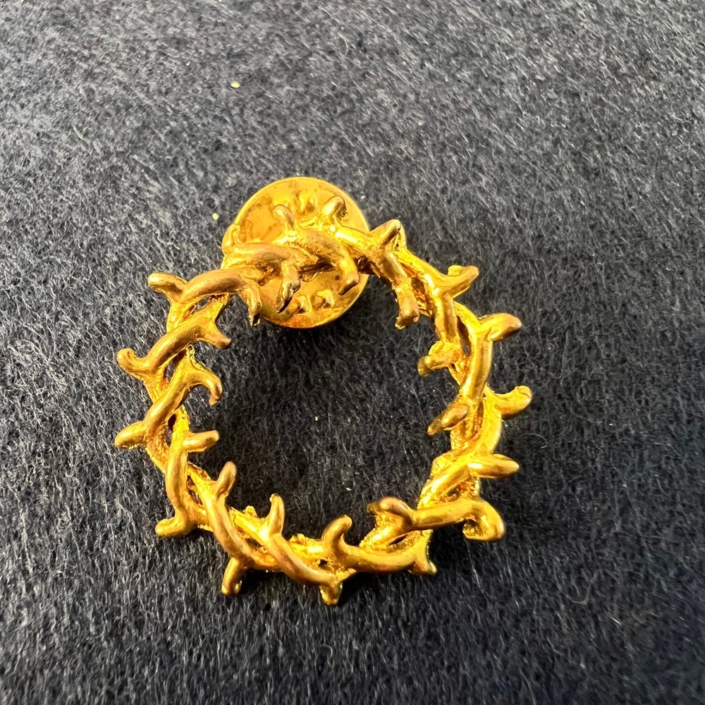 Gold Tone Crown of Thorns Wreath Lapel Pin Religious Symbolic 1 Inch Pinback